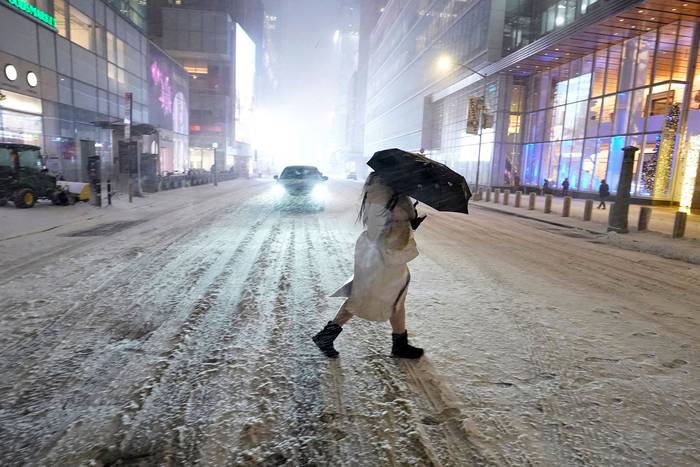 Tormenta de nieve en Times Square, Nueva York. (archivo, diciembre de 2020) · Foto: Timothy A. Clary, AFP