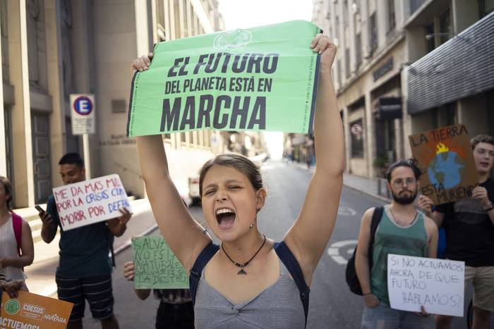 Marcha de Fridays for Future, por Ciudad Vieja. (archivo, enero de 2020) · Foto: Mariana Greif
