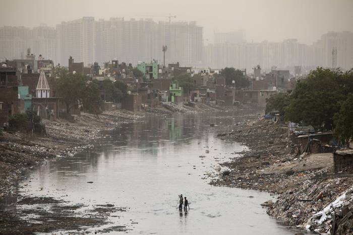 Canal de aguas residuales en Noida, India. Foto: Xavier Galiana, AFP (archivo, abril de 2021).