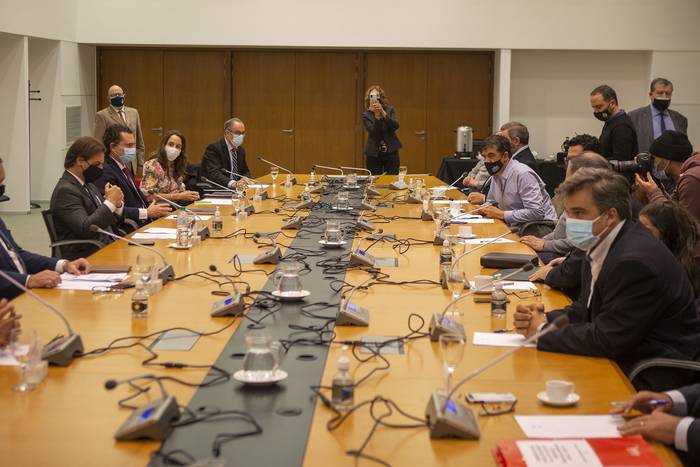 Reunión de Luis Lacalle Pou con la comisión bicameral de seguimiento del COVID, ayer, en la Torre Ejecutiva. · Foto: .