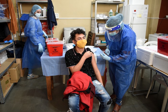 Menores se vacunan contra el covid-19 en la Federación de Funcionarios de Salud Publica, Montevideo. · Foto: Daniel Rodríguez, adhocFOTOS