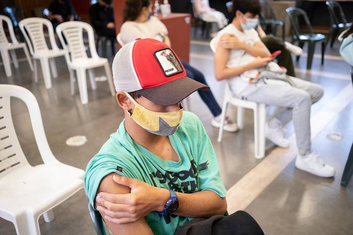 Vacunación a adolescentes de 12 a 17 años, en Montevideo (archivo, junio de 2021). · Foto: Pablo Vignali / adhocFOTOS
