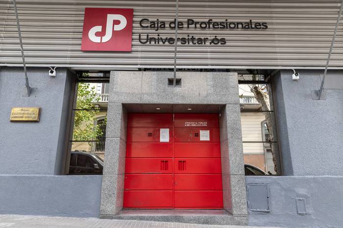 Edificio de la Caja de Jubilaciones y Pensiones de Profesionales Universitarios en el barrio Centro de Montevideo. · Foto: Mauricio Zina, adhocfotos