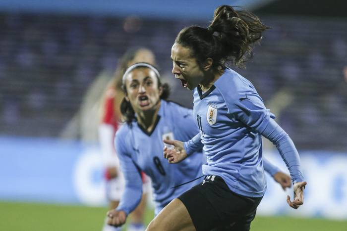 Esperanza Pizarro y  Ximena Velazco tras el gol convertido por Pizarro en el Estadio Luis Franzini.
 · Foto: .