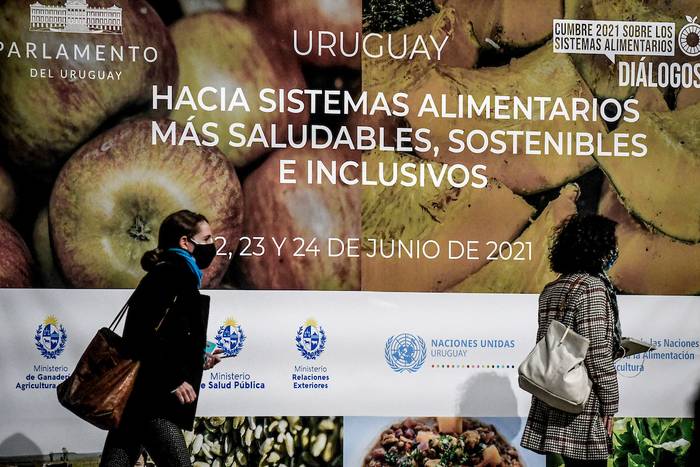 Seminario del diálogo _Uruguay: hacia sistemas alimentarios más saludables, sostenibles e inclusivos_ en la sala de eventos del Palacio Legislativo. · Foto: Javier Calvelo, adhocFOTOS