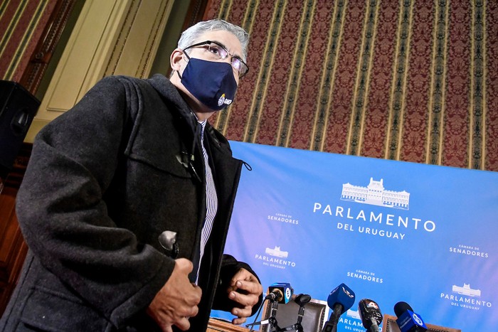 Robert Silva en la antesala del Senado tras presentar el presupuesto de la ANEP en el Palacio Legislativo. · Foto: Javier Calvelo, adhocFOTOS