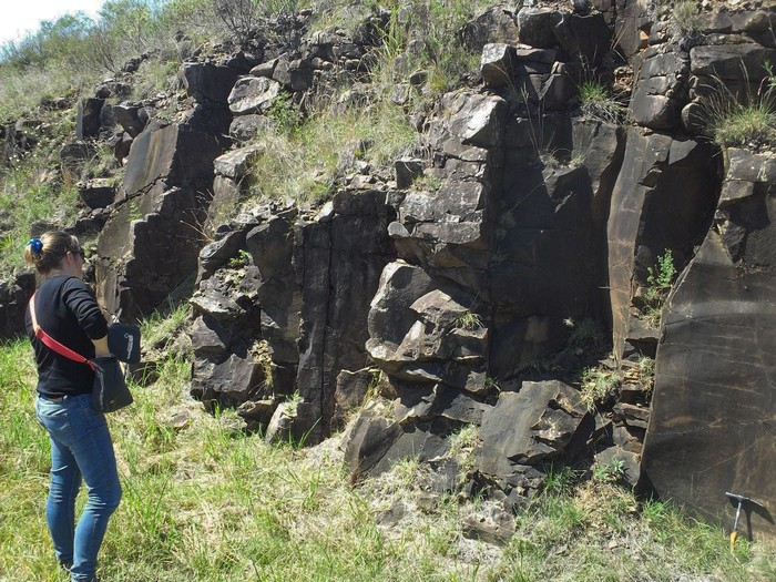 Josefina Marmisolle caracterizando fallas en los basaltos de Arapey. Foto: Gentileza de Ethel Morales.
