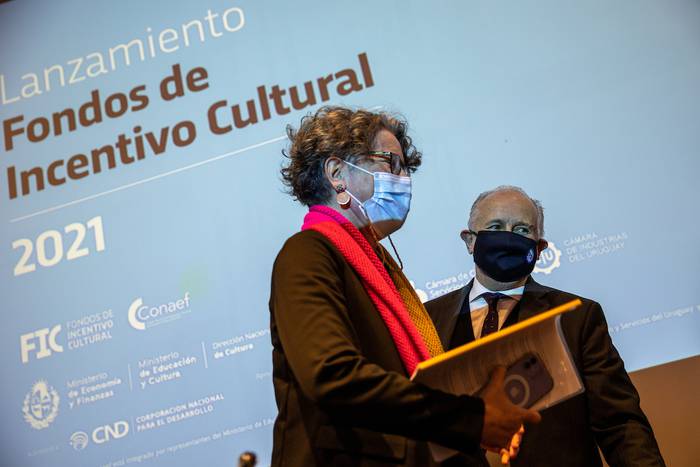 Mariana Wainstein y Pablo da Silveira tras el lanzamiento de los Fondos de Incentivo Cultural en el salón de actos de Presidencia en Montevideo. · Foto: Mauricio Zina, adhocfotos