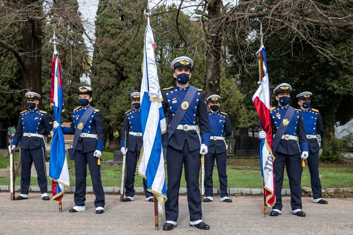 Celebración del día de los mártires de la Aviación Militar, en el panteón de la Fuerza Aérea del Cementerio del Norte en Montevideo (archivo, agosto de 2021). · Foto: Mauricio Zina, adhocfotos