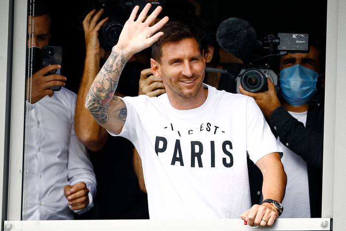 Lionel Messi, en el aeropuerto Le Bourget de Paris, el 10 de agosto de 2021. · Foto: Sameer Al-Doumy, AFP