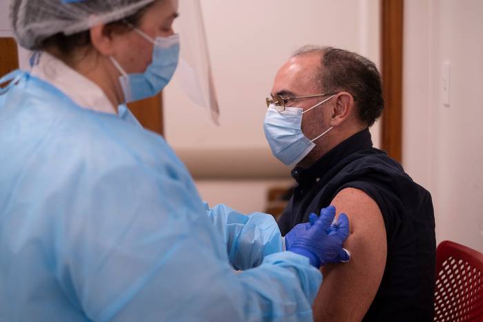 Vacunación con Pfizer, en Montevideo. · Foto: Pablo Vignali, adhocFOTOS