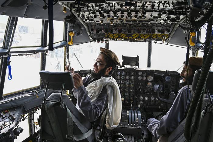 Talibanes en la cabina de un avión de la Fuerza Aérea Afgana, el 31 de agosto de 2021, luego de tomar control del aeropuerto de Kabul. · Foto: Wakil Kohsar, AFP