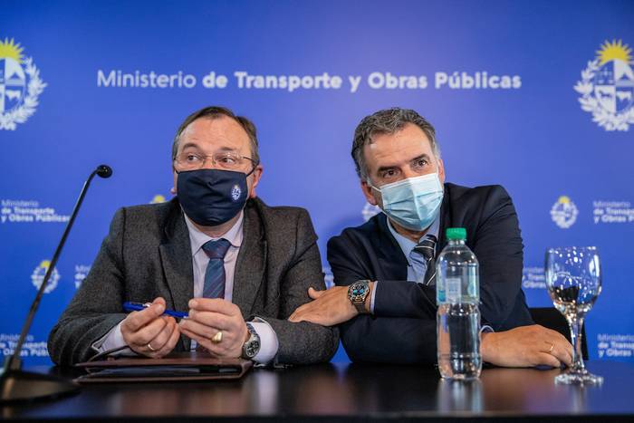 José Luis Falero y Yamandú Orsi, durante la firma de convenio entre el Ministerio de Transporte y Obras Publicas y organizaciones sociales, en Montevideo (archivo, setiembre de 2021). · Foto: Mauricio Zina, adhocfotos