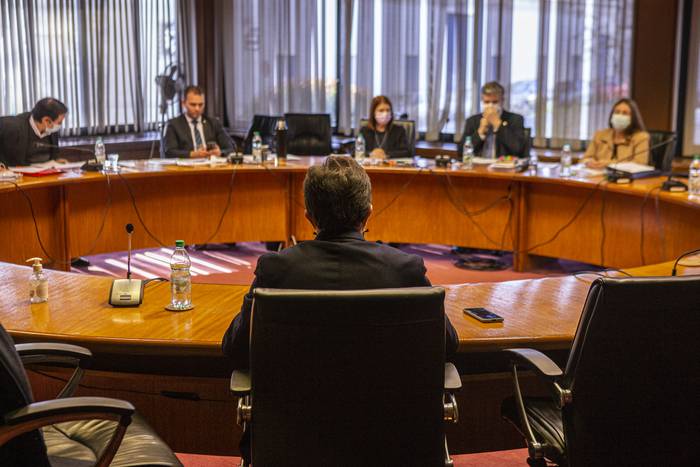 German Cardoso y  los integrantes de la Comisión Investigadora, ayer, en el Parlamento. · Foto: Ernesto Ryan