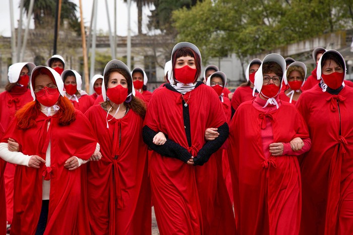 Representación de "El cuento de la criada", el 28 de setiembre frente al Palacio Legislativo, en Montevideo. · Foto: Pablo La Rosa, adhocFOTOS