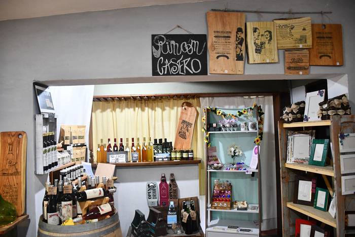 Foto principal del artículo 'Mercado Artesanal Rincón de Naomi: 50 emprendedores exponen y venden sus trabajos en Nueva Helvecia' · Foto: Ignacio Dotti
