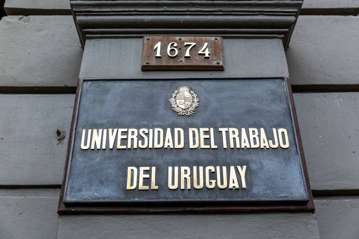 Edificio central de la Universidad del Trabajo del Uruguay (UTU). · Foto: Mauricio Zina, adhocfotos