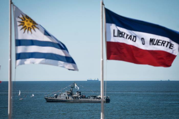 Ceremonia del 204° aniversario de la Armada Nacional en la Plaza de la Armada en Montevideo (archivo, noviembre de 2021). · Foto: Javier Calvelo, adhocFOTOS