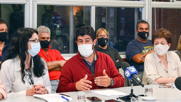 Los ediles del Frente Amplio, Adriana Costa, Leonardo Delgado y Susana Hernández en conferencia de prensa ante la denuncia penal que el Frente Amplio hizo contra el director de Planificación y Fiscalización de la Junta Departamental, Gaspar Barrabino. · Foto: Virginia Martínez  Díaz