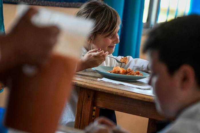 Almuerzo en la escuela rural en Pueblo Bolivar, en Canelones (archivo, diciembre de 2021). · Foto: Javier Calvelo, adhocFOTOS