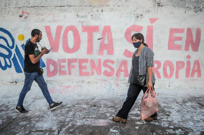 Pintadas "En defensa propia, Vota SI" por la derogación de la LUC en las inmediaciones del Palacio Legislativo en Montevideo (archivo, enero de 2022). · Foto: Javier Calvelo, adhocFOTOS