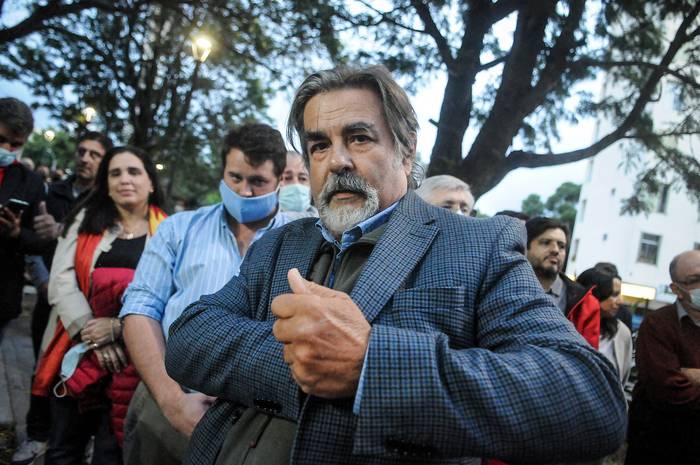 Gustavo Zubía durante el lanzamiento de campaña nacional por el No del Partido Colorado en la Plaza Artigas de Atlántida, Canelones (06.02.2022). · Foto: Javier Calvelo, adhocFOTOS