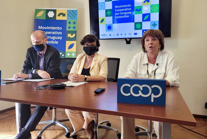 Markus Handke, jefe de Cooperación de la UE en Uruguay, Alicia Maneiro, presidenta de Cudecoop, y Graciela Fernández, presidenta de Cooperativas de las Américas. · Foto: s/d de autor