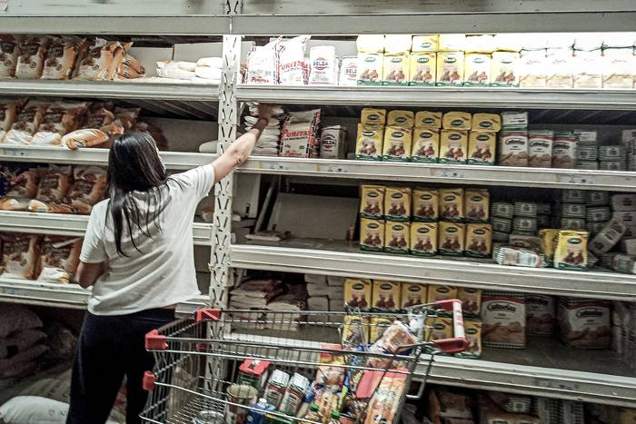 Supermercado en Montevideo (archivo, marzo de 2022). · Foto: Javier Calvelo, adhocFOTOS