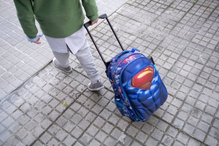 Educación pública niño primeros días de clase