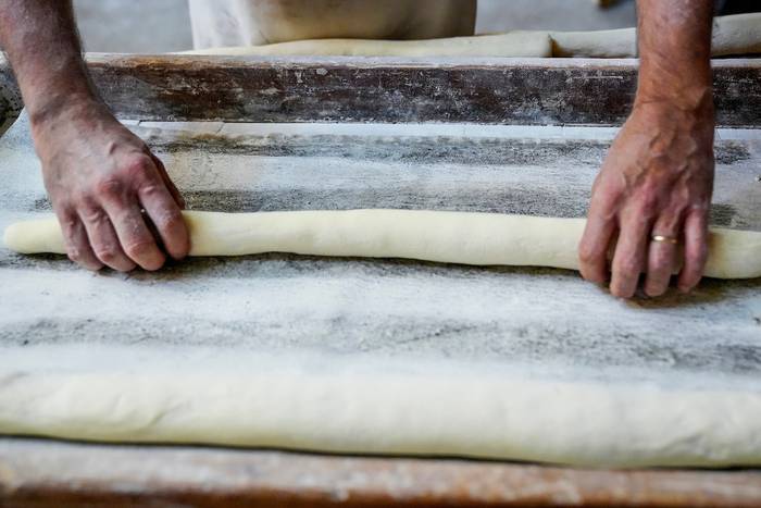 Elaboración de pan, en una panadería del barrio Brazo Oriental, de Montevideo (archivo, abril de 2022). · Foto: Javier Calvelo, adhocFOTOS