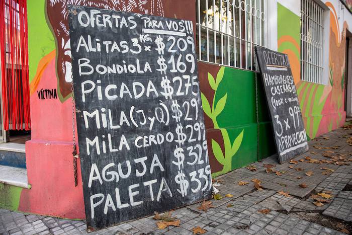 Foto principal del artículo '55% cree que hay carestía en Uruguay' · Foto: Mauricio Zina, adhocfotos