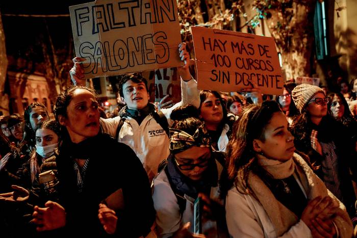 Estudiantes de magisterio en protesta en el Instituto Normal de Montevideo, el 11 de mayo. · Foto: Javier Calvelo, adhocFOTOS