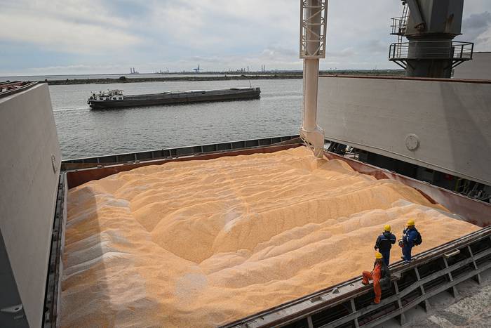 Carga de maíz en el puerto de Constanza, Rumania, el 3 de mayo de 2022. · Foto: Daniel Mihailescu, AFP