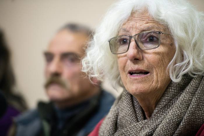 Elena Zaffaroni, el 19 de mayo, durante la conferencia de prensa de Madres y Familiares de Detenidos Desaparecidos,  en la sede de la Asociación de la Prensa Uruguaya. · Foto: Santiago Mazzarovich, adhocfotos
