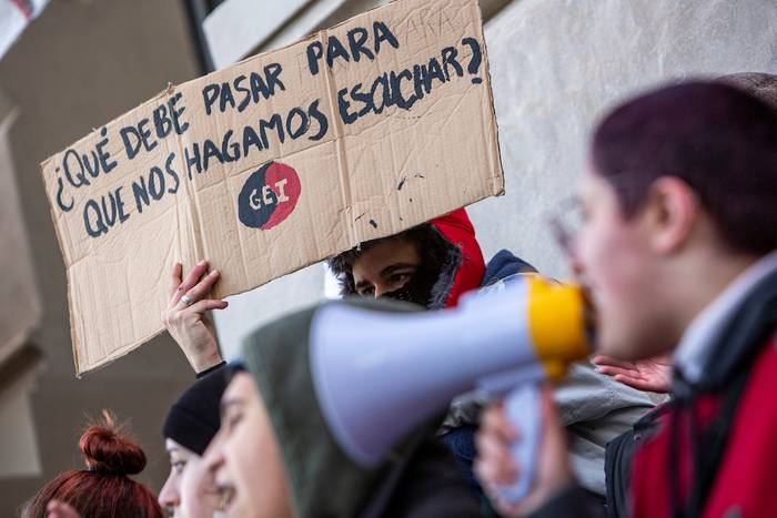 Protesta de alumnos del liceo IAVA en Montevideo (01.06.2022). · Foto: Mauricio Zina, adhocfotos