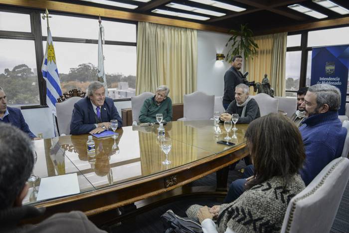 Encuentro del intendente Enrique Antía y la delegación del Frente Amplio. · Foto: Natalia Ayala