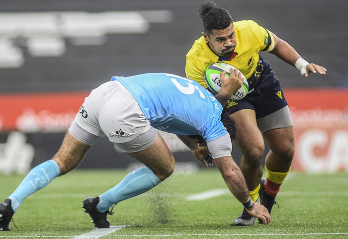 Rodrigo Silva, de Uruguay y Hinckley Vaovasa, de Rumania, en el Estadio Charrúa (10.07.2022). · Foto: Dante Fernández