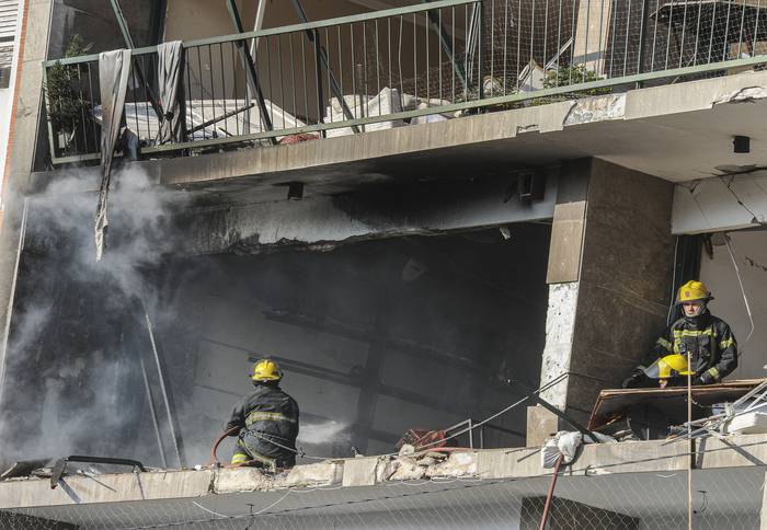 Foto principal del artículo 'Una explosión en edificio en Villa Biarritz provocó incendio y daños en seis pisos: hay tres heridos graves' · Foto: Federico Gutiérrez