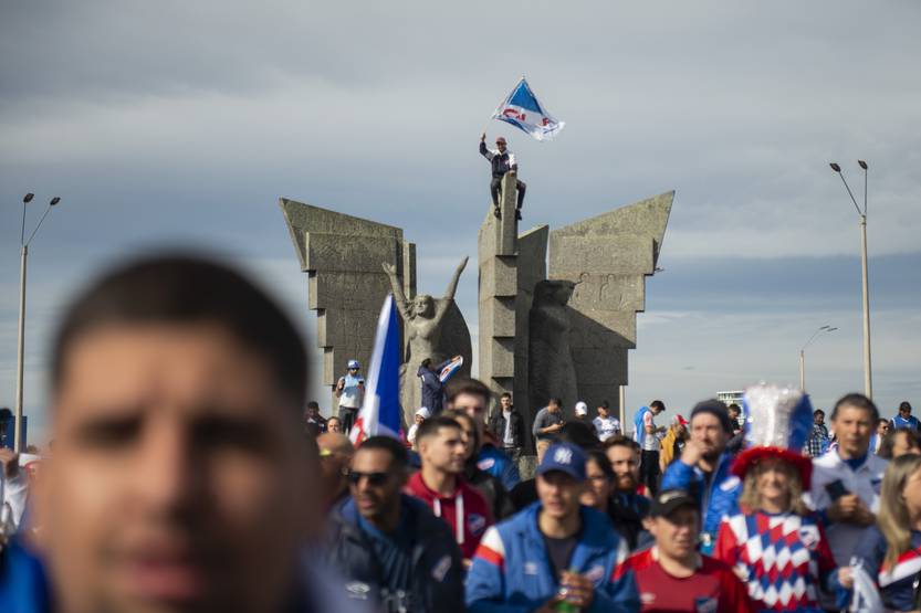 Hinchas de Nacional aguardan llegada de Suárez