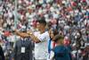 Luis Suárez saluda a los hinchas de Nacional