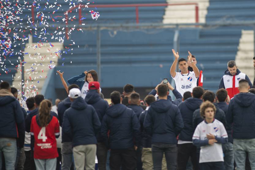 Luis Suárez saluda a los hinchas en el Parque Central
