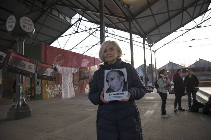 Acto en recuerdo de educadores detenidos desaparecidos, en la ex terminal Goes, el 2 de agosto, en Montevideo. · Foto: Mara Quintero