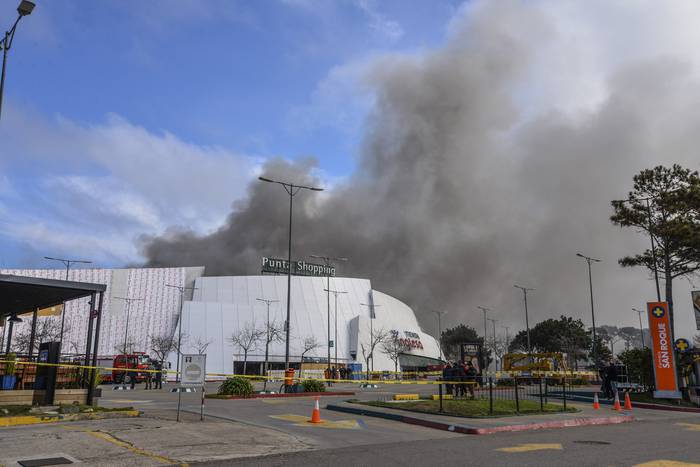 Incendio en Punta Shopping. · Foto: Natalia Ayala