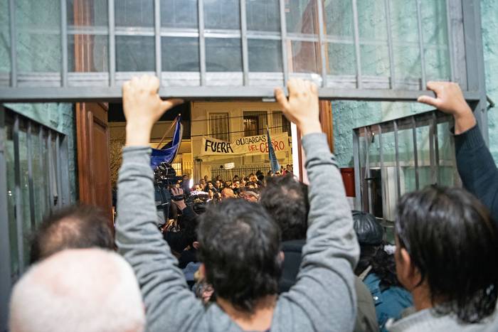 Manifestación en la puerta del Centro Cultural Oeste 11, el 1º de setiembre, en el Cerro. · Foto: Martín Varela Umpiérrez
