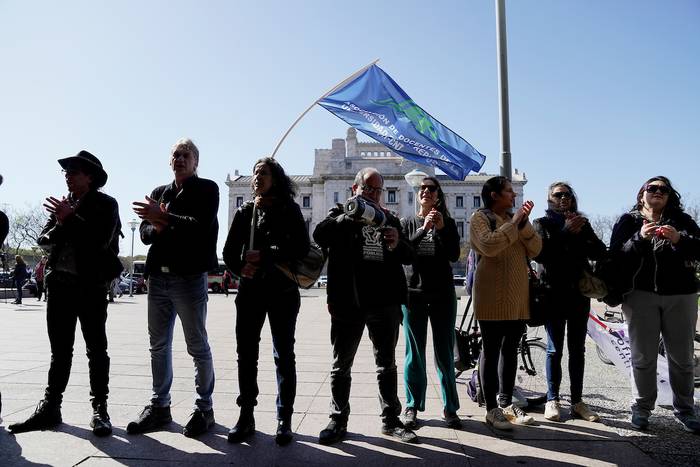 Integrantes de ADUR rodean el anexo del Palacio Legislativo, el 21 de setiembre, en Montevideo. · Foto: Javier Calvelo, adhocFOTOS
