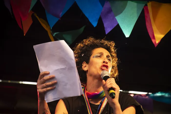 Julieta Purtscher leyendo la proclama durante la Marcha de la Diversidad de Colonia. (Archivo, setiembre de 2022) · Foto: Ignacio Dotti