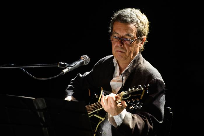 Fernando Cabrera, durante un show  en La Trastienda, en Montevideo (archivo, setiembre de 2022). · Foto: Santiago Mazzarovich, adhocfotos