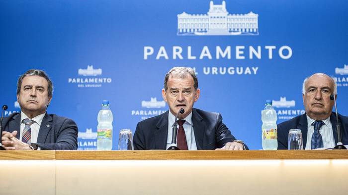 Raúl Lozano, Guido Manini Rios y Guillermo Domenech, en el Parlamento. · Foto: Alessandro Maradei