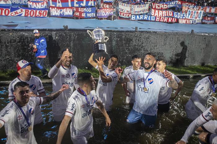 Jugadores de Nacional tras la obtención del Campeonato Uruguayo, en el estadio Centenario. · Foto: .