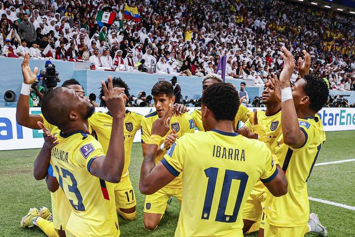 Jugadores de Ecuador celebran un gol de Énner Valencia, en el partido de la fase de grupos del Mundial de Fútbol Qatar 2022 entre Catar y Ecuador en el estadio Al Bait en Al Khor .Foto:Alberto Estevez/EFE